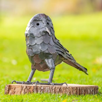 Metalen tuinbeeld van een uil, gemaakt door een Afrikaanse kunstenaar. 